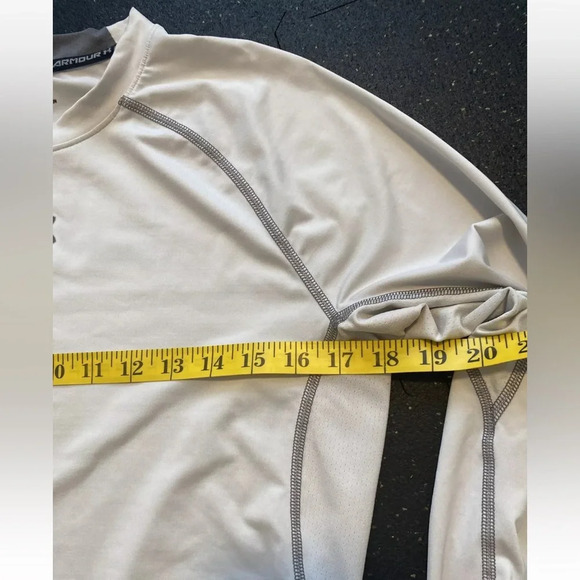 Under Armour Seam Long Sleeve Size Large White/or Very Light Gray W/Gray Stitch - Picture 4 of 7